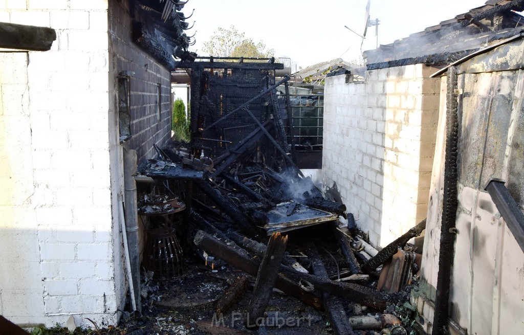 Feuer 1 brannten 3 Lauben Koeln Fuehlingen Kriegerhofstr P080.JPG - Miklos Laubert